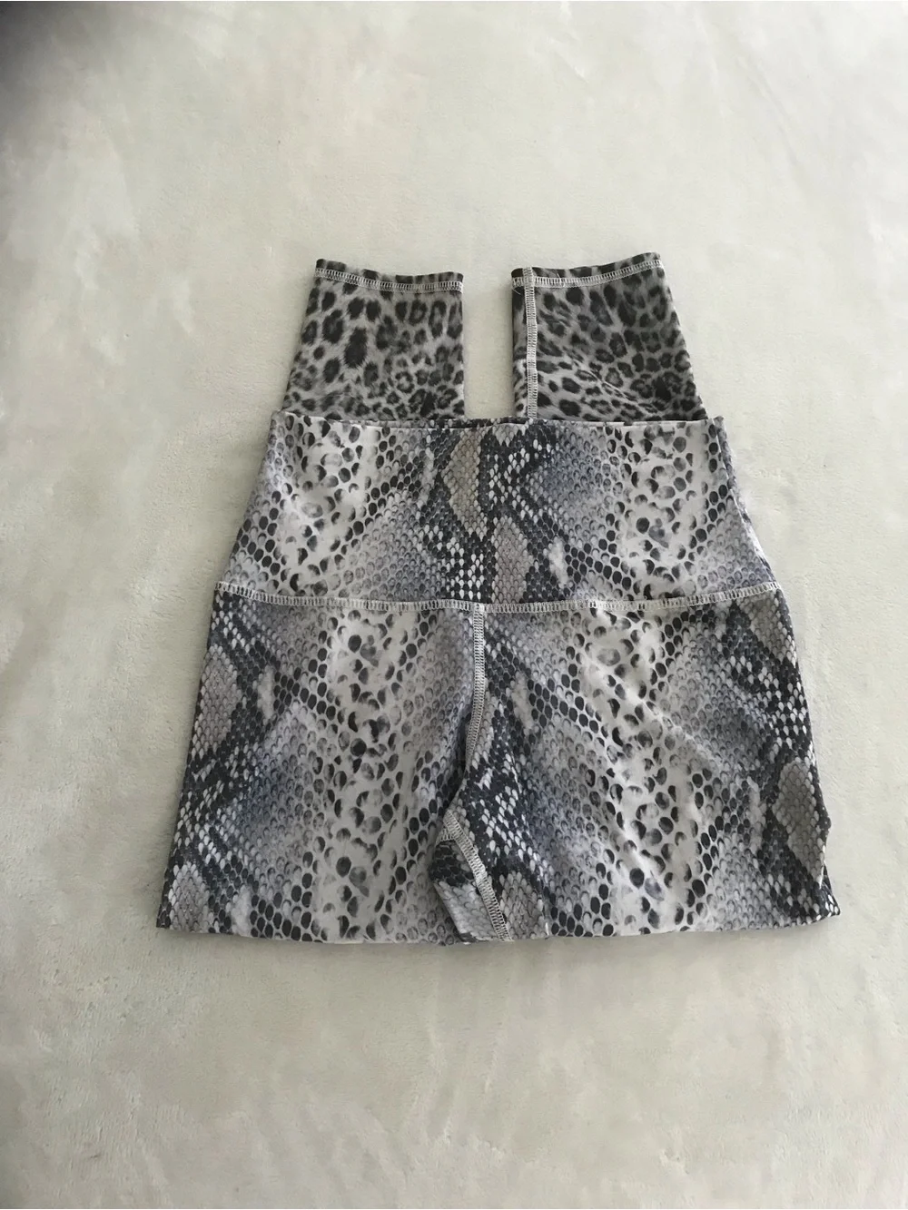 NEW EVOLUTION AND CREATION SNAKESKIN CAPRI LEGGINGS GRAY/WHITE/CREAM/TAUPE SZ M